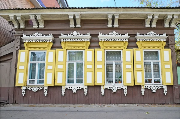Деревянный дом с ставни на улице Иркутск — стоковое фото