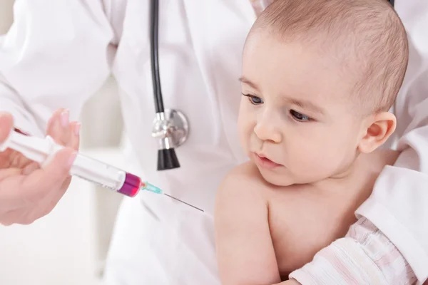 Доктор делает детскую вакцинацию инъекции — стоковое фото