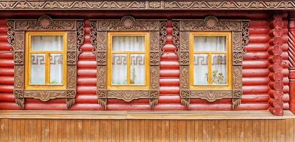 Фасад русского журнала дома — стоковое фото
