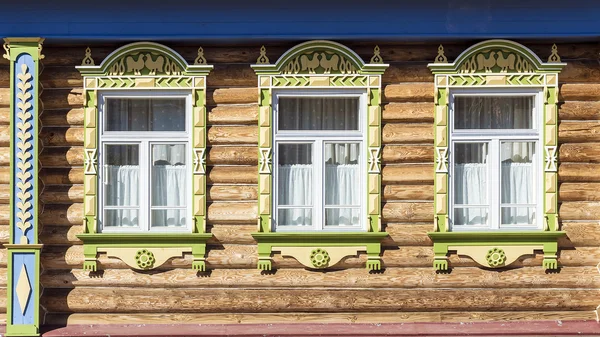 Фасад русского журнала дома с фреймами — стоковое фото