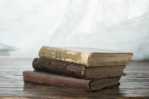 Старые книги на столе — стоковое фото