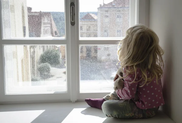 Девочка, просматривающая окно — стоковое фото