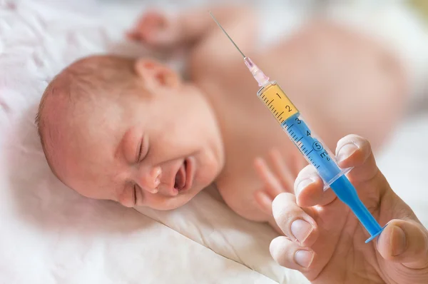 Врач проводит шприц для вакцинации больным ребенком с инъекций — стоковое фото