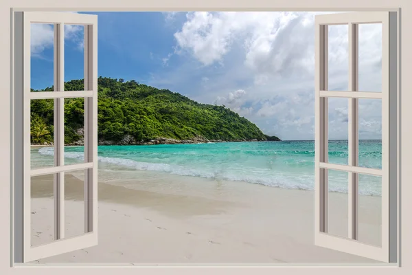 Открытое окно с видом на море — стоковое фото