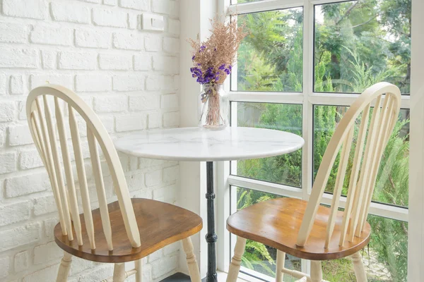 Винтажные стул и стол и окна Силл в фоновом режиме — стоковое фото