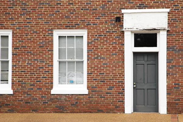 Дверь и окна на здание из красного кирпича — стоковое фото