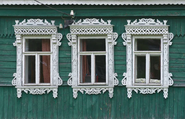 Россия. vereya. три окна с вырезанными архитравами — стоковое фото