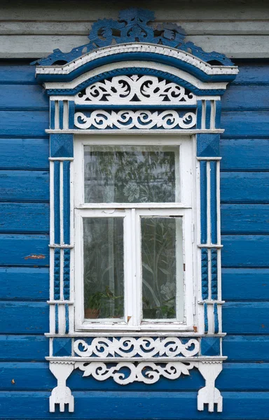 Ростов великое. окно с вырезанными архитравами — стоковое фото