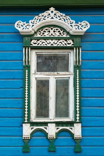Ростов великое. окно с вырезанными архитравами — стоковое фото