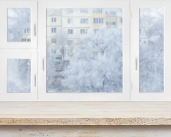 Деревянная поверхность стола по морозному фону окна — стоковое фото