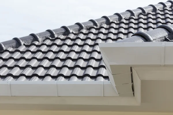 Белый желоба на крыше дома — стоковое фото
