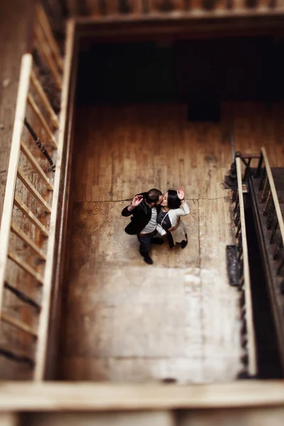 Пара, обнимая на деревенской деревянной лестнице — стоковое фото