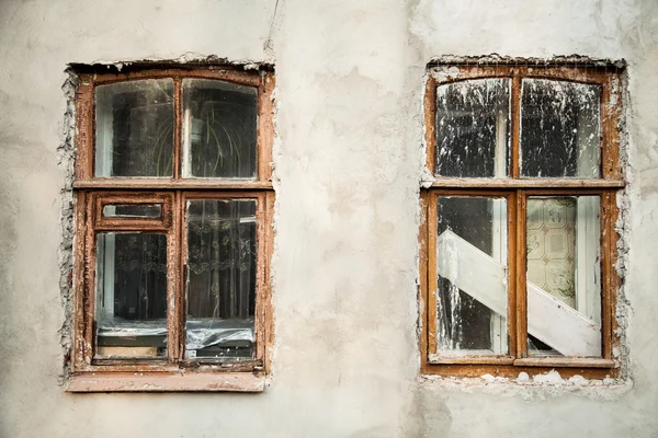 Крушение белой штукатуркой стены с двумя деревянными окнами, охваченных whi — стоковое фото