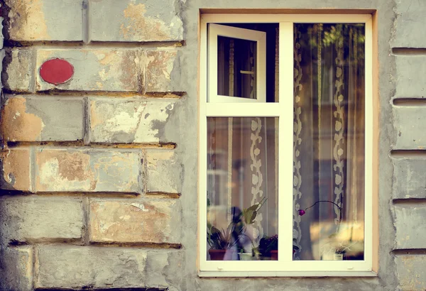 Старые деревянные окна кадра на цемент трещинами стены — стоковое фото