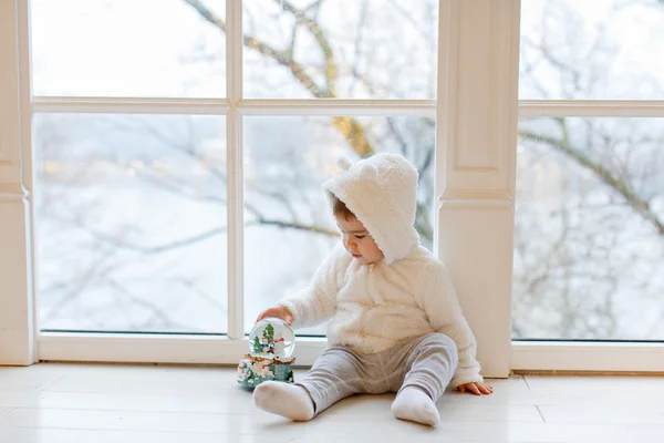 Мало прелестный мальчик baby одежда Белый Мишка сидит возле — стоковое фото