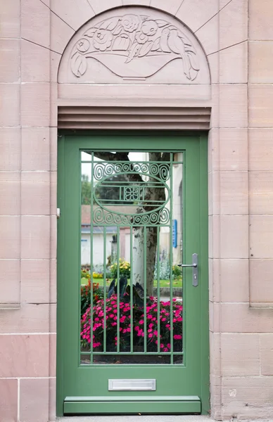 Старые зеленые металлические двери — стоковое фото
