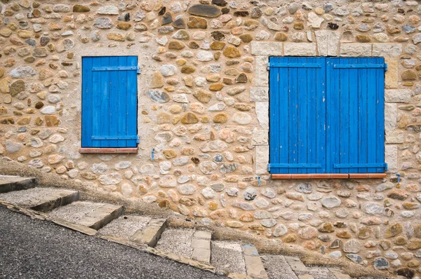 Синий деревянные окна — стоковое фото