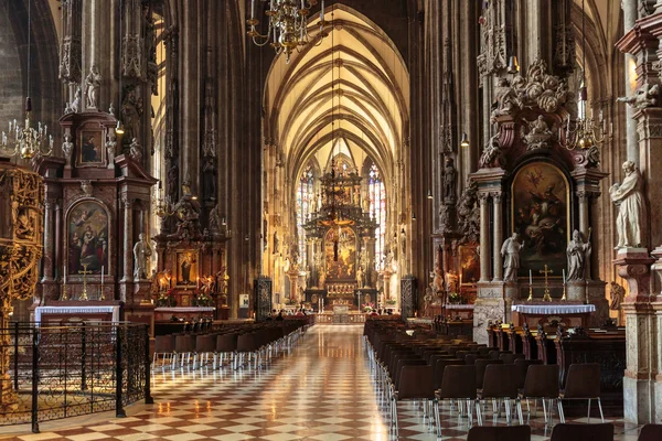 Интерьер католической церкви — стоковое фото