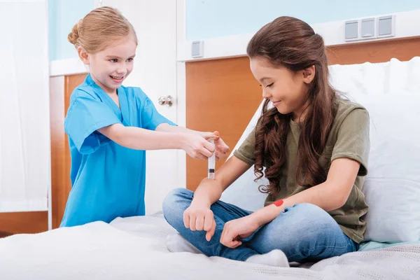 Дети играют медсестру и пациента — стоковое фото
