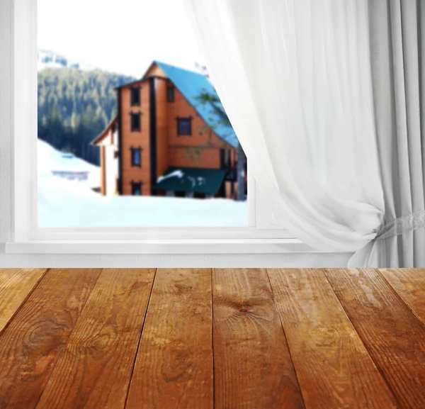 Деревянный стол на затуманенное Зимний фон окна — стоковое фото