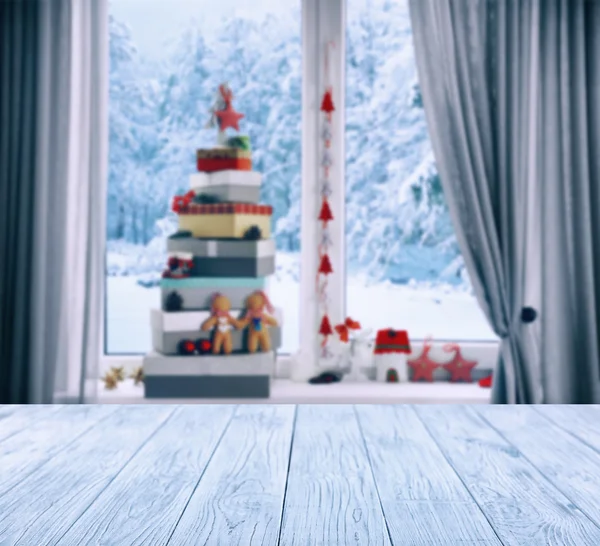 Деревянный стол на затуманенное Зимний фон окна — стоковое фото