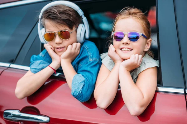 Дети на автомобильное путешествие — стоковое фото