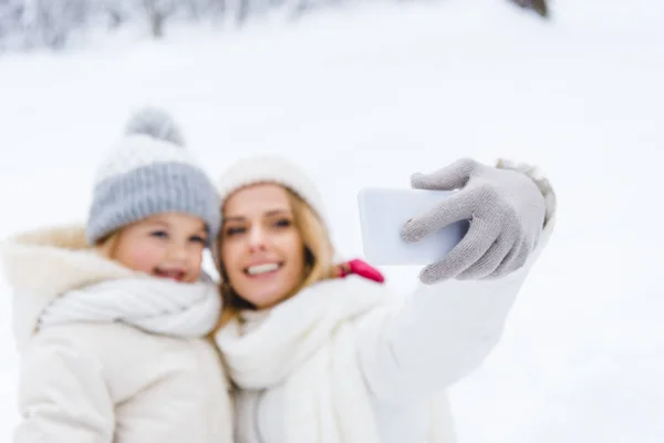 Выборочный Фокус Счастливая Мать Дочь Принимая Selfie Смартфон Зимнем Парке — стоковое фото