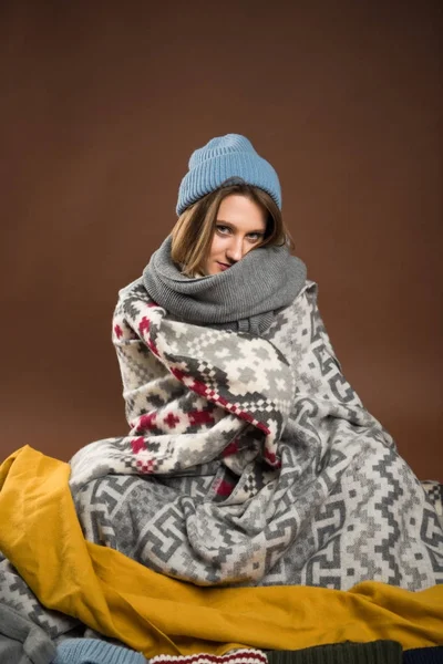 Женщина сидит, завернутые в одеяла — стоковое фото