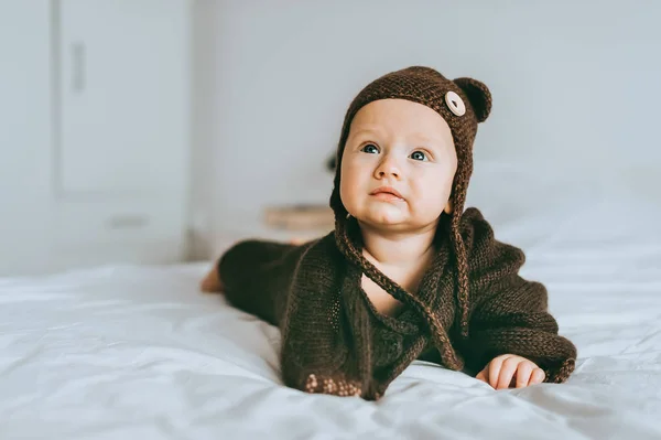 Красивые Младенческой Ребенка Коричневый Шапка Одеяло Кровати — стоковое фото