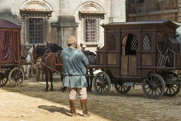 Человек Лошади Тележки Улице Монтепульчано Сиена Тоскана Италия — стоковое фото