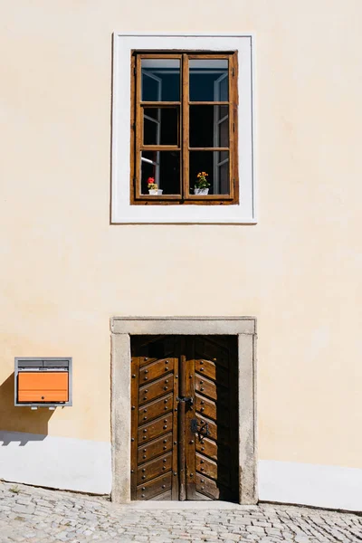 Старинные двери, почтовый ящик и деревянные окна — стоковое фото