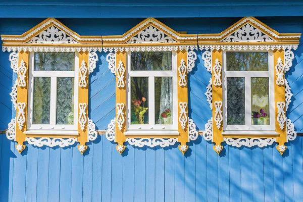 Русский дом фасад с резными наличниками — стоковое фото