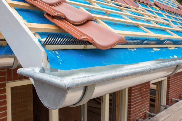 Цинк желоба и плитки на ската крыши дома — стоковое фото