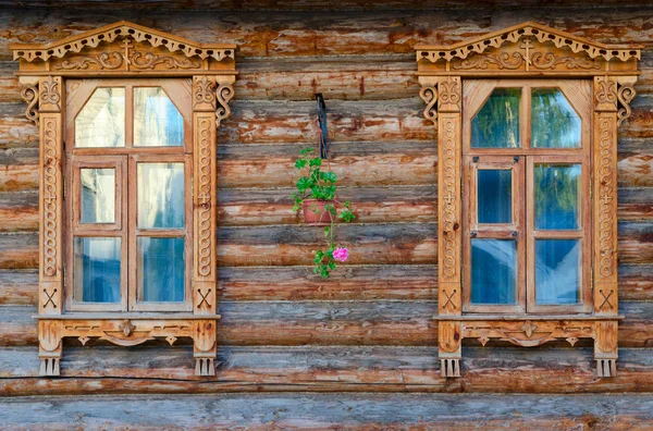 Резные деревянные наличники монашеский дом, Свято-Троицкий женский монастырь, Муром — стоковое фото