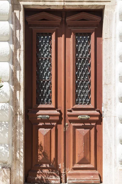 Старинные деревянные двери в деревне Греции — стоковое фото