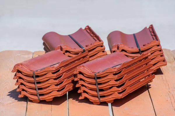 Stacks New Roof Tiles Lie Wooden Scaffold Boards — стоковое фото