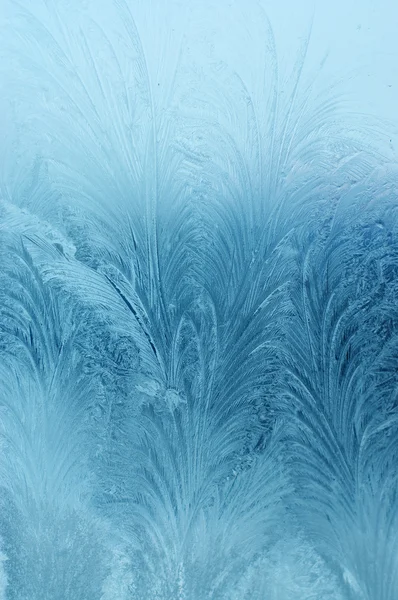 Морозный естественный образец на зимнем окне — стоковое фото