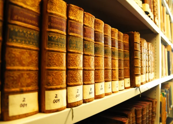 Старые книги в библиотеке — стоковое фото