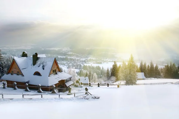 Зимняя гора дома — стоковое фото