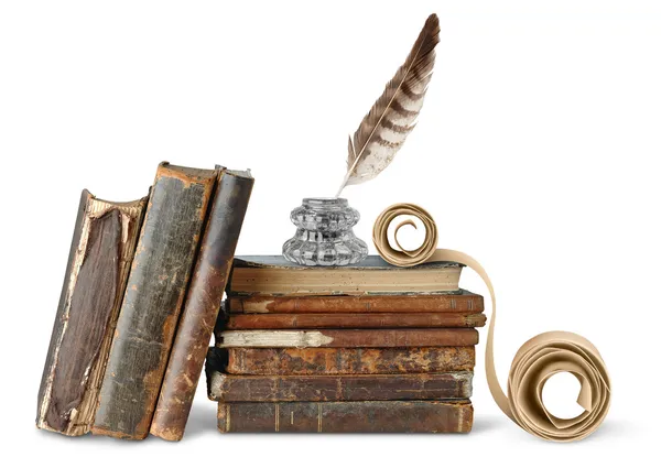 Старые книги, чернильница и прокрутки — стоковое фото
