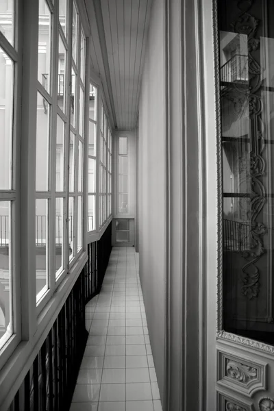 Деревянные окна прямой коридор в черно-белом — стоковое фото