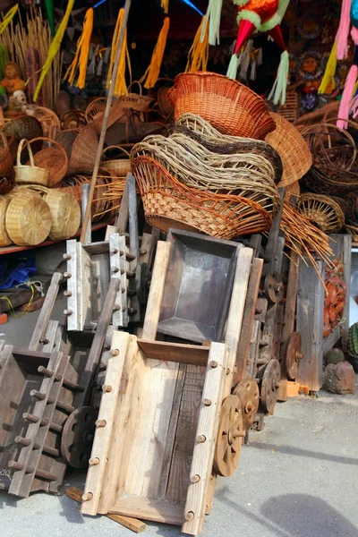 Мексиканские ремесел плетение размахивание древесины тележки — стоковое фото
