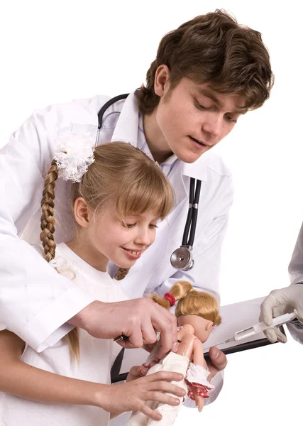 Доктор узнать ребенка делать прививки — стоковое фото