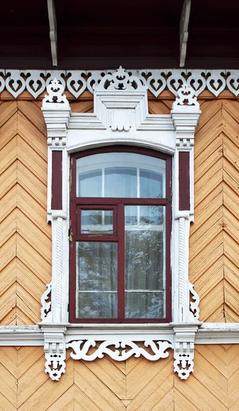 Старые деревянные оформленных окно — стоковое фото