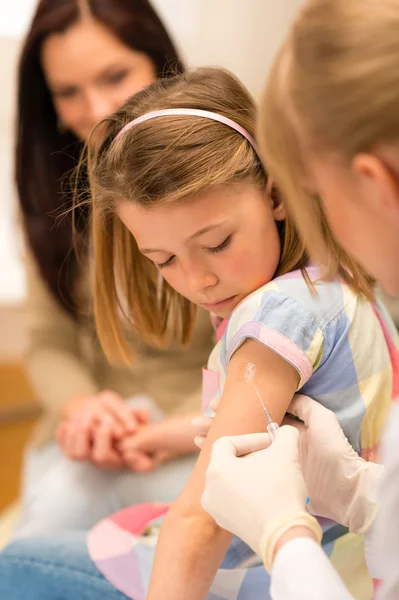 Педиатр детской вакцинации применяются инъекции — стоковое фото