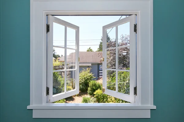 Открытое окно на задний двор с небольшой сарай — стоковое фото