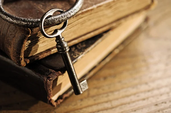 Старые ключи на старые книги — стоковое фото