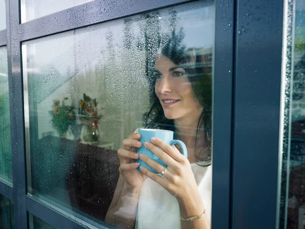 Женщина, глядя на окна — стоковое фото