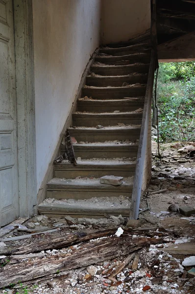 Старая деревянная лестница и грязный пол — стоковое фото