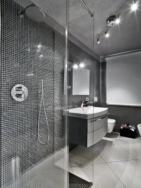 Современная ванная комната со стеклянной душевой кабиной — стоковое фото